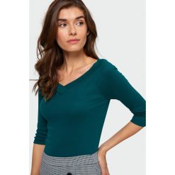 Bawełniany top z dekoracyjną lamówką. Bluzki damskie Greenpoint, bez wzorów, z bawełny, bez kołnierzyka. Za 49,99 zł.