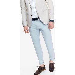 Spodnie męskie chino o kroju slim z lekkim opraniem. Niebieskie spodnie męskie Top Secret, na co dzień, na lato, m, bez wzorów, z tkaniny, eleganckie. W wyprzedaży za 49,99 zł.