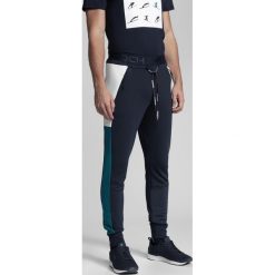 Spodnie dresowe męskie Kamil Stoch Collection SPMD500 - granat. Szare spodnie męskie 4f, na imprezę, m, bez wzorów, z dzianiny. W wyprzedaży za 149,99 zł.