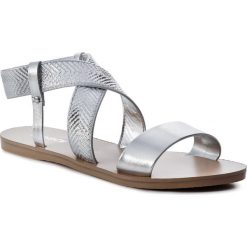 Sandały KAZAR - Anise 38456-07-12 Silver. Szare klapki damskie Kazar, w paski, ze skóry, na wysokim obcasie. W wyprzedaży za 179,00 zł.