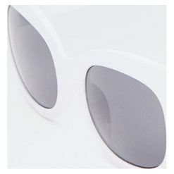 Białe kwadratowe okulary przeciwsłoneczne. Białe okulary przeciwsłoneczne damskie Pull&Bear. Za 49,90 zł.
