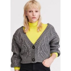 Krótki sweter - Szary. Szare swetry damskie Reserved, s, bez wzorów, z krótkim rękawem, krótkie, bez kaptura. Za 139,99 zł.