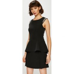 Guess Jeans - Top. Czarne bluzki damskie Guess Jeans, s, z aplikacjami, z elastanu, z okrągłym kołnierzem, bez rękawów. W wyprzedaży za 279,90 zł.