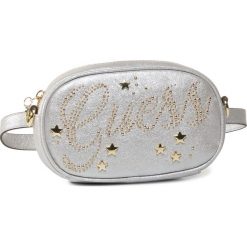 Saszetka nerka GUESS - Sherill HGSHR1 PU203 SILVE. Szare nerki damskie Guess, z aplikacjami, ze skóry ekologicznej, zdobione, bez dodatków. Za 179,00 zł.