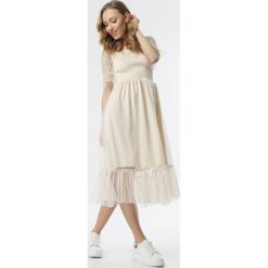 Jasnobeżowa Sukienka Melite. Brązowe sukienki damskie Born2be, s, bez wzorów, z tkaniny, eleganckie, z falbankami, z krótkim rękawem, krótkie, midi. Za 119,99 zł.