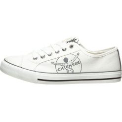 Sneakersy w kolorze białym. Białe sneakersy męskie Chiemsee, bez wzorów, na sznurówki. W wyprzedaży za 98,95 zł.