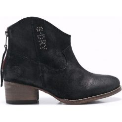 Superdry - Botki. Czarne botki damskie lity Superdry, z materiału, z okrągłym noskiem, na sznurówki. W wyprzedaży za 159,90 zł.