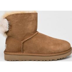 UGG - Śniegowce Fluff Bow Mini. Pomarańczowe śniegowce damskie marki Ugg, z wełny. W wyprzedaży za 629,90 zł.