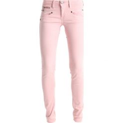 Freeman T. Porter ALEXA Jeansy Slim Fit pale mauve. Różowe rurki damskie Freeman T. Porter. W wyprzedaży za 246,35 zł.