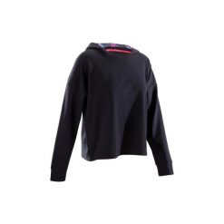 Bluza z kapturem do tańca damska. Czarne bluzy sportowe damskie marki DOMYOS, z elastanu, z krótkim rękawem, krótkie, z kapturem. W wyprzedaży za 59,99 zł.