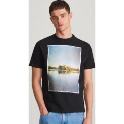 T-shirt z naszywanymi grafikami - Czarny. Czarne t-shirty męskie Reserved, s, bez wzorów, bez kołnierzyka. Za 79,99 zł.
