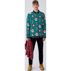 Świąteczny sweter ze Świętym Mikołajem. Zielone swetry męskie Pull&Bear, m, bez wzorów, wizytowe, bez kołnierzyka, bez kaptura. Za 109,00 zł.