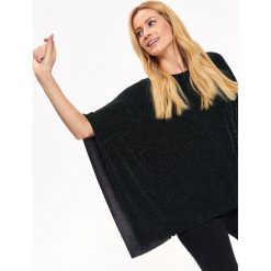 Bluzka damska o luźnej formie z metalizowaną nicią. idealna na imprezę. Zielone bluzki damskie Top Secret, bez wzorów, eleganckie, bez kołnierzyka, bez rękawów. W wyprzedaży za 49,99 zł.
