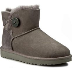 Buty UGG - W Mini Bailey Button II 1016422 W/Grey. Szare kozaki damskie Ugg, na zimę, ze skóry, bez zapięcia. Za 849,00 zł.
