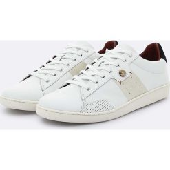 Skórzane sneakersy w kolorze białym. Białe trampki męskie Faguo, z okrągłym noskiem, na sznurówki. W wyprzedaży za 171,95 zł.