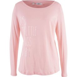 Shirt bawełniany z przędzy mieszankowej, długi rękaw bonprix pastelowy jasnoróżowy z nadrukiem. Różowe koszulki damskie bonprix, z nadrukiem, z bawełny, bez kołnierzyka. Za 21,99 zł.