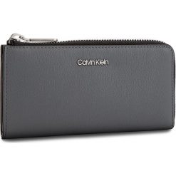 Duży Portfel Damski CALVIN KLEIN - Drive Large Zip Arou K60K604503 008. Szare portfele damskie Calvin Klein, ze skóry ekologicznej. W wyprzedaży za 239,00 zł.
