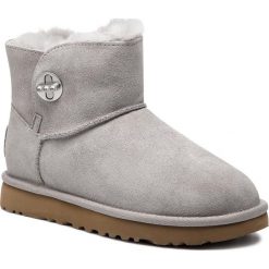 Buty UGG - W Mini Turnlock Bling 1098354 W/Sel. Szare kozaki damskie Ugg, z wełny, bez zapięcia. W wyprzedaży za 569,00 zł.