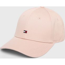 Tommy Hilfiger - Czapka. Różowe czapki damskie TOMMY HILFIGER, bez wzorów, z bawełny. W wyprzedaży za 89,90 zł.