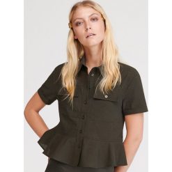 Koszula z falbana - Khaki. Brązowe koszule damskie Reserved. W wyprzedaży za 49,99 zł.