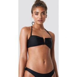 NA-KD Swimwear Góra bikini bandeau z detalem v - Black. Czarne bikini NA-KD Swimwear. Za 19,95 zł.