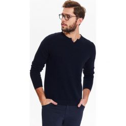 SWETER MĘSKI Z OZDOBNYM DEKOLTEM. Niebieskie golfy męskie marki Top Secret, na lato, xxl, z dzianiny. W wyprzedaży za 39,99 zł.