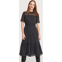 Sukienka midi z koronką - Szary. Szare sukienki damskie Reserved, w koronkowe wzory, z koronki, bez kołnierzyka, bez rękawów, midi. W wyprzedaży za 119,99 zł.