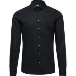 Koszula Calvin Klein K10K103164. Czarne koszule męskie Calvin Klein, m, bez wzorów, z elastanu, biznesowe, bez kołnierzyka, bez rękawów. W wyprzedaży za 219,00 zł.