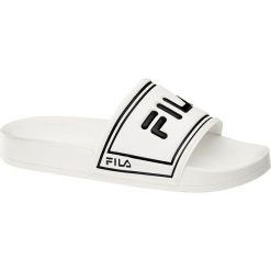 Klapki damskie Fila białe. Białe klapki damskie Fila, bez wzorów, z tworzywa sztucznego, bez obcasa. Za 49,90 zł.