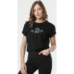 Czarny T-shirt Amphise. Czarne bluzki damskie Born2be, s, z haftami, wakacyjne, z okrągłym kołnierzem. Za 39,99 zł.