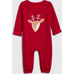 Rampers w kolorze czerwonym. Czerwone śpiochy niemowlęce Gap Kids, z aplikacjami, z bawełny. W wyprzedaży za 82,95 zł.