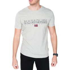 T-shirt w kolorze jasnoszarym. Szare t-shirty męskie Napapijri, m, z nadrukiem, z okrągłym kołnierzem. W wyprzedaży za 129,95 zł.