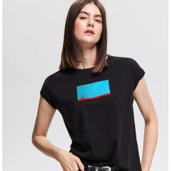 Bawełniany T-shirt z nadrukiem RE ART - Czarny. Czarne t-shirty damskie Reserved, xl, z nadrukiem, z bawełny, bez kołnierzyka. Za 39,99 zł.