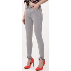 Jasnoszare Jeansy Sate. Szare jeansy damskie Born2be, s, w paski, z jeansu, z podwyższonym stanem. Za 39,99 zł.