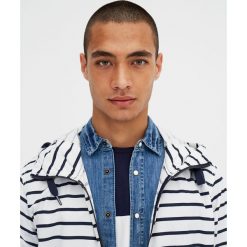 Kurtka z popeliny z kapturem. Białe kurtki męskie marki Pull&Bear, m, z kapturem. Za 62,90 zł.