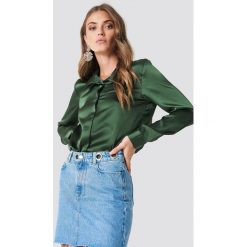 Rut&Circle Satynowa koszula Rebecka - Green. Zielone koszule wiązane damskie Rut&Circle, z poliesteru. Za 104,95 zł.