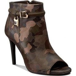Botki CARINII - B3917 F33-I45-000-000. Zielone buty zimowe damskie Carinii, z nubiku. W wyprzedaży za 239,00 zł.