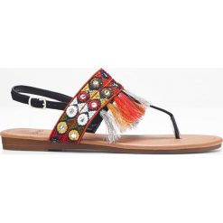 Sandały japonki bonprix czarny. Czarne klapki damskie bonprix, w paski, bez obcasa, z paskami. Za 27,99 zł.