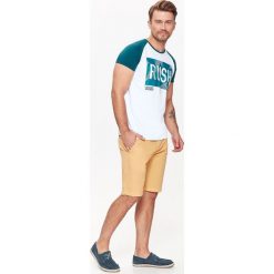 T-shirt męski z nadrukiem. Białe t-shirty męskie Top Secret, na zimę, xxl, z nadrukiem, z bawełny, z kontrastowym kołnierzykiem, krótkie. W wyprzedaży za 34,99 zł.