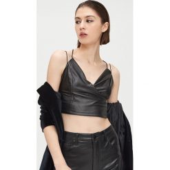 Top z eco skóry - Czarny. Czarne topy damskie Cropp, xs, bez wzorów, ze skóry, bez kołnierzyka. W wyprzedaży za 9,99 zł.