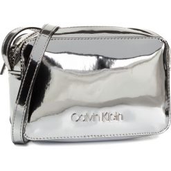 Torebka CALVIN KLEIN - Ck Must F19 Camerabag S K60K605562 PE6. Szare listonoszki damskie Calvin Klein, z aplikacjami, ze skóry ekologicznej, zdobione, bez dodatków. W wyprzedaży za 249,00 zł.