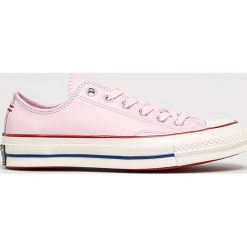 Converse - Tenisówki. Różowe trampki i tenisówki damskie Converse, bez wzorów, ze skóry, na sznurówki. W wyprzedaży za 259,90 zł.