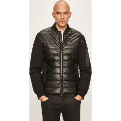 Guess Jeans - Kurtka bomber. Czarne płaszcze męskie Guess Jeans, m, z aplikacjami, z elastanu, krótkie, bez kaptura. W wyprzedaży za 479,90 zł.