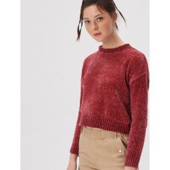 Szenilowy sweter typu crop - Fioletowy. Fioletowe swetry damskie Sinsay, xl, bez wzorów, bez rękawów, bez kaptura. W wyprzedaży za 29,99 zł.
