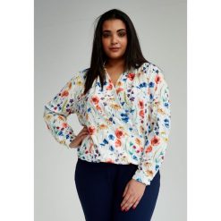 Kopertowa Bluzka Julie w kwiaty duże rozmiary XXL. Białe bluzki damskie Moda Size Plus Iwanek, s, z aplikacjami, z elastanu, eleganckie, z klasycznym kołnierzykiem, plus size, z długim rękawem. Za 119,90 zł.