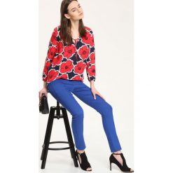 Bluzka długi rękaw klasyczna, luźna. Czerwone bluzki damskie Top Secret, w kwiaty, eleganckie, z klasycznym kołnierzykiem, z długim rękawem. W wyprzedaży za 49,99 zł.