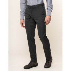 Spodnie materiałowe Tommy Hilfiger Tailored MERCEDES-BENZ Denton TT0TT05781. Szare jeansy męskie Tommy Hilfiger Tailored, m, bez wzorów. W wyprzedaży za 329,00 zł.