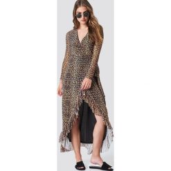 NA-KD Trend Kopertowa sukienka z siateczki - Brown,Multicolor. Brązowe sukienki na komunię marki NA-KD Trend, z kopertowym dekoltem, kopertowe. Za 242,95 zł.