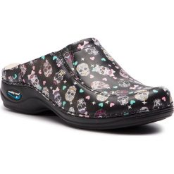 Klapki NURSING CARE - Paris WG4F22 Caveira/Mexicanskull. Czarne klapki damskie Nursing Care, bez wzorów, ze skóry ekologicznej, bez obcasa. W wyprzedaży za 239,00 zł.