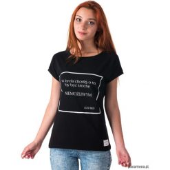 Koszulka z cytatem, Oscar Wilde, Być Niemożliwym. Koszulki damskie Pakamera, z nadrukiem, bez kołnierzyka. Za 89,00 zł.